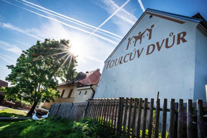 za-krasami-toulcova-dvora-v-anglickem-jazyce-behind-the-beauty-of-toulcuv-dvur