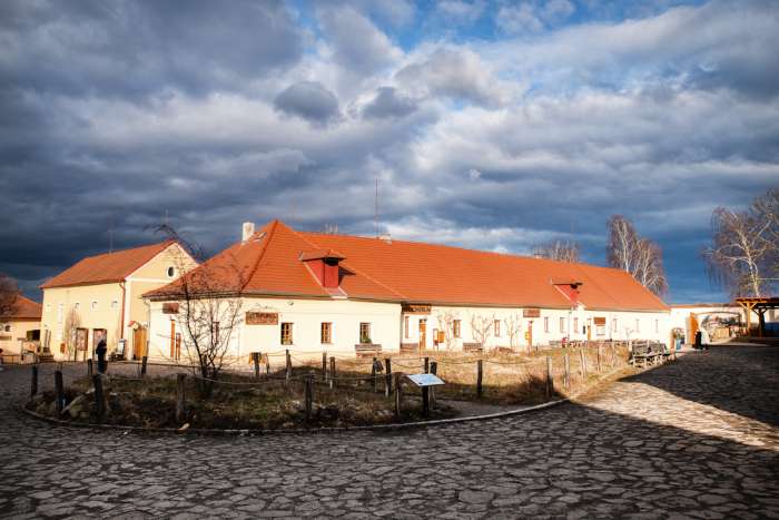 za-krasami-toulcova-dvora-v-anglickem-jazyce-behind-the-beauty-of-toulcuv-dvur