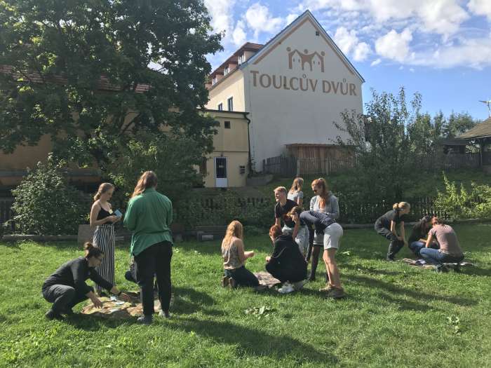 prazsky-rozcestnik-zacinajiciho-lektora