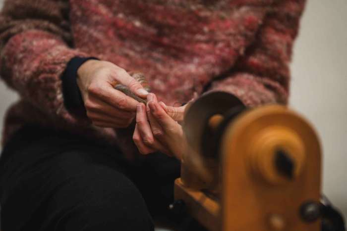 textilni-remesla-a-ovci-vlna-na-toulcove-dvore-spojeni-vlakny